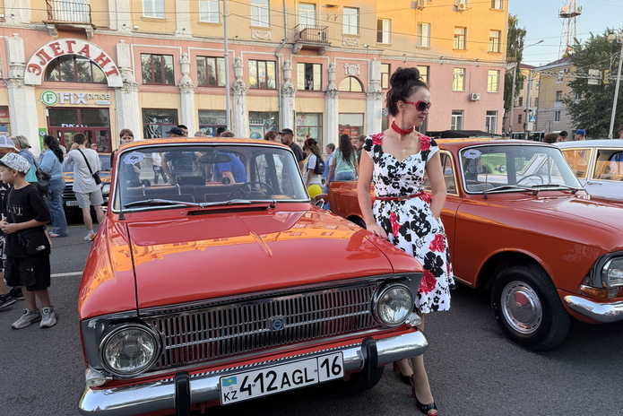 В Усть-Каменогорске прошла выставка ретро-автомобилей